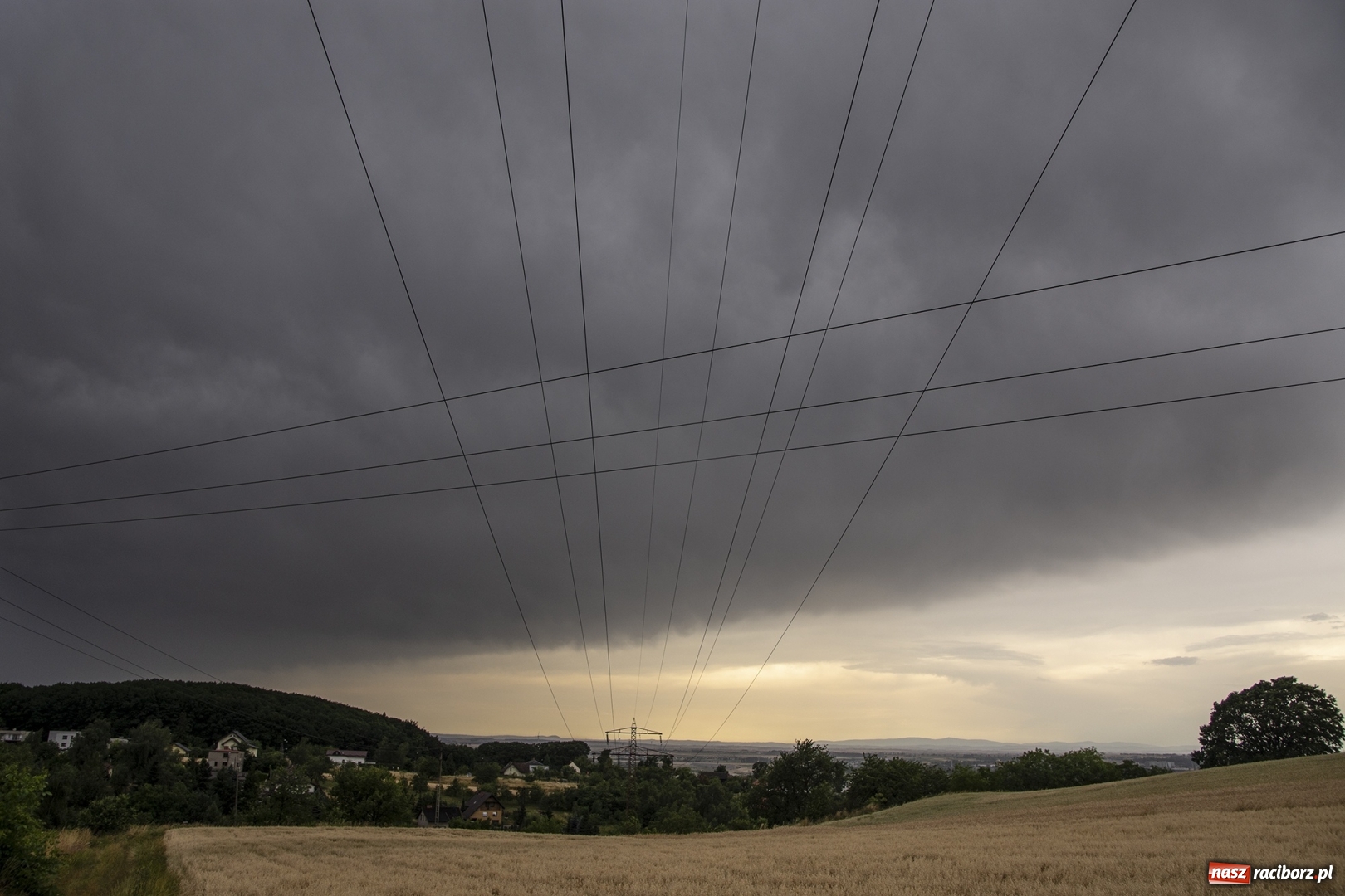 Zdjęcie w galerii na portalu naszraciborz.pl: Front burzowy nad ziemią raciborską [FOTO] wiadomości z regionu