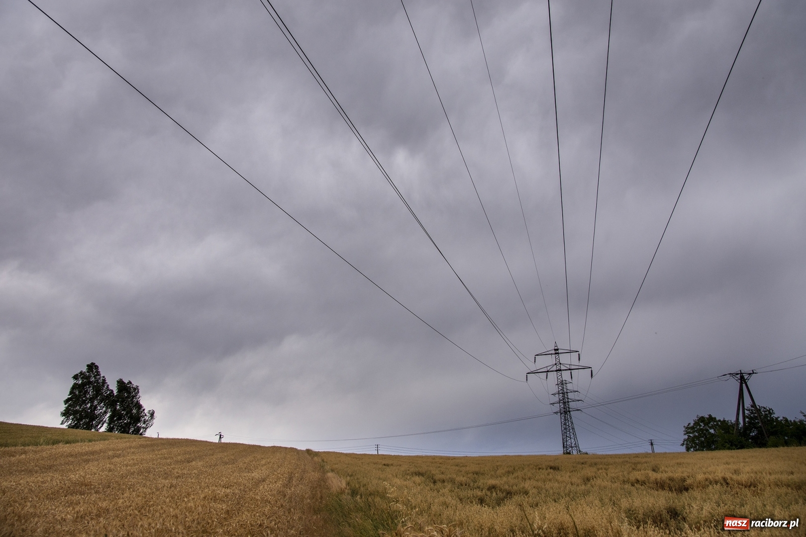 Zdjęcie w galerii na portalu naszraciborz.pl: Front burzowy nad ziemią raciborską [FOTO] wiadomości z regionu