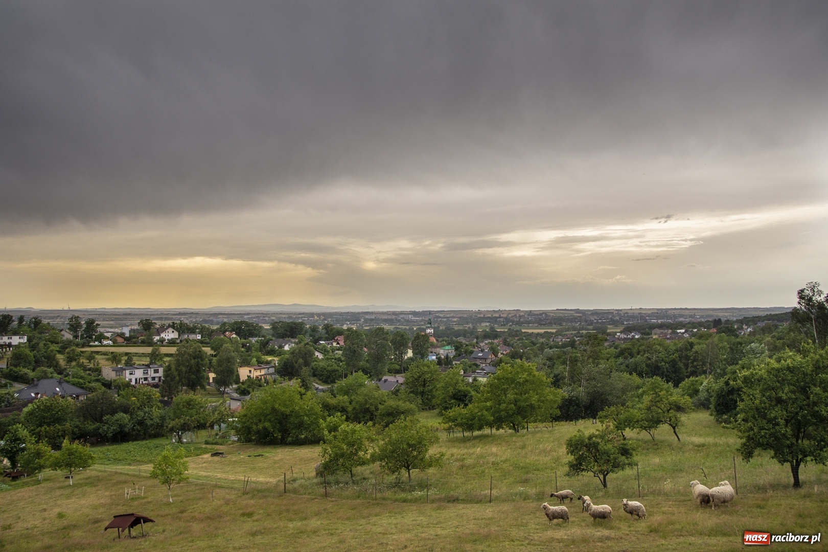 Zdjęcie w galerii na portalu naszraciborz.pl: Front burzowy nad ziemią raciborską [FOTO] wiadomości z regionu