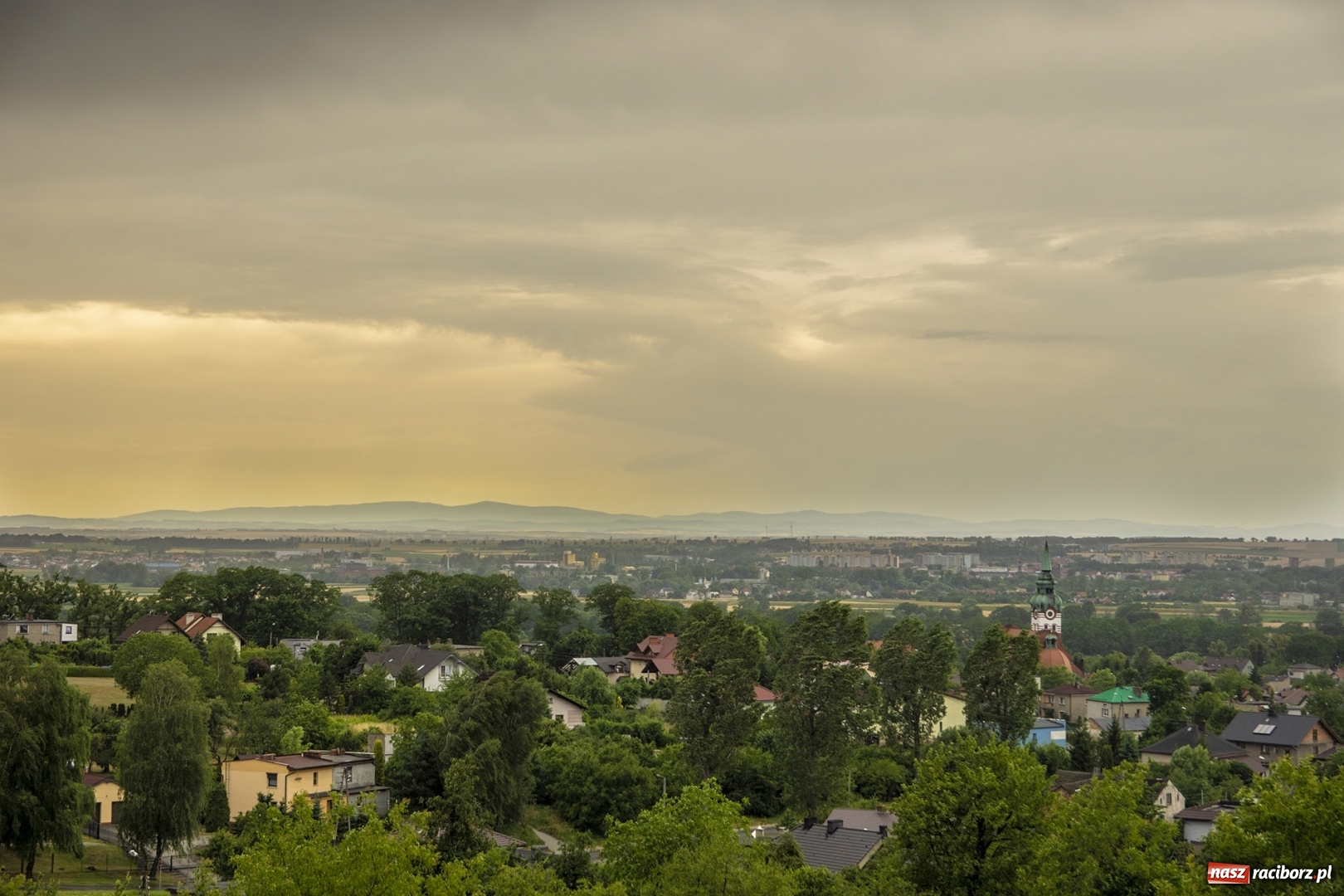 Zdjęcie w galerii na portalu naszraciborz.pl: Front burzowy nad ziemią raciborską [FOTO] wiadomości z regionu