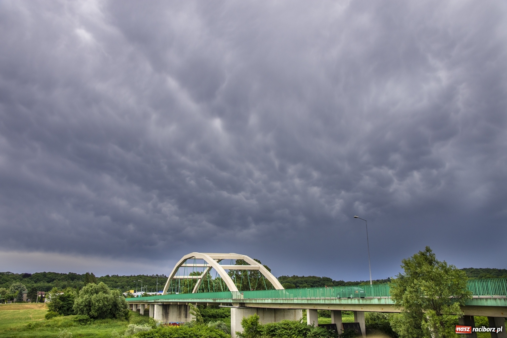 Zdjęcie w galerii na portalu naszraciborz.pl: Front burzowy nad ziemią raciborską [FOTO] wiadomości z regionu