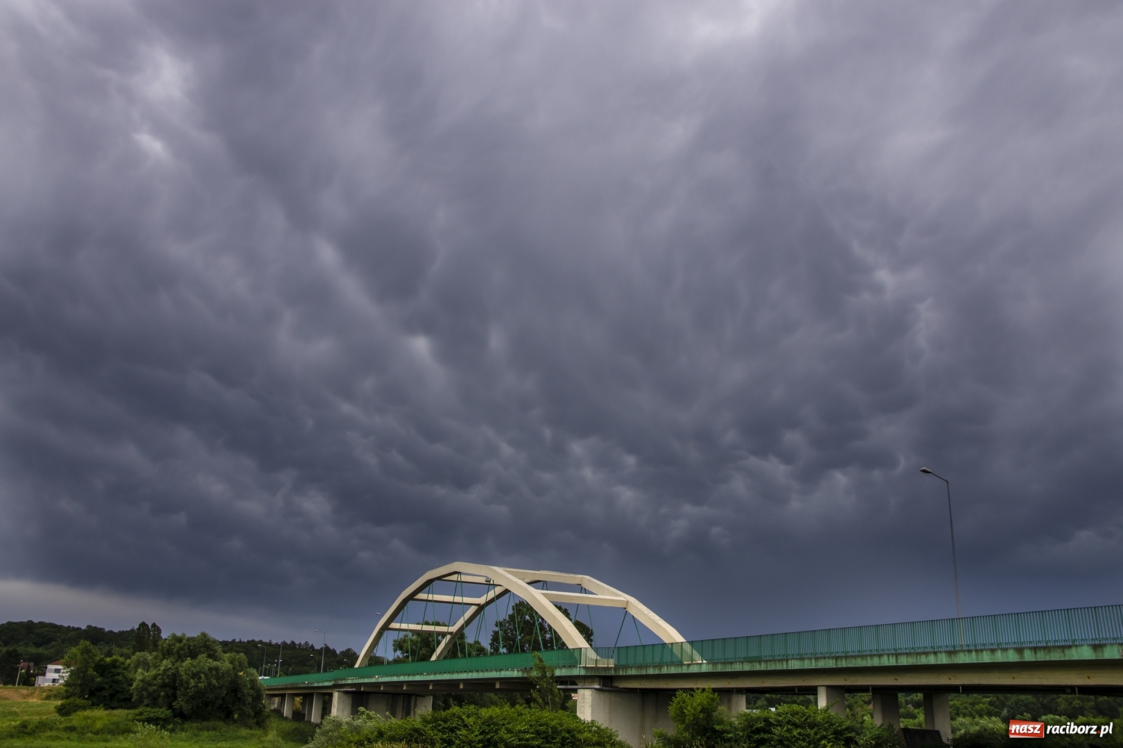 Zdjęcie w galerii na portalu naszraciborz.pl: Front burzowy nad ziemią raciborską [FOTO] wiadomości z regionu
