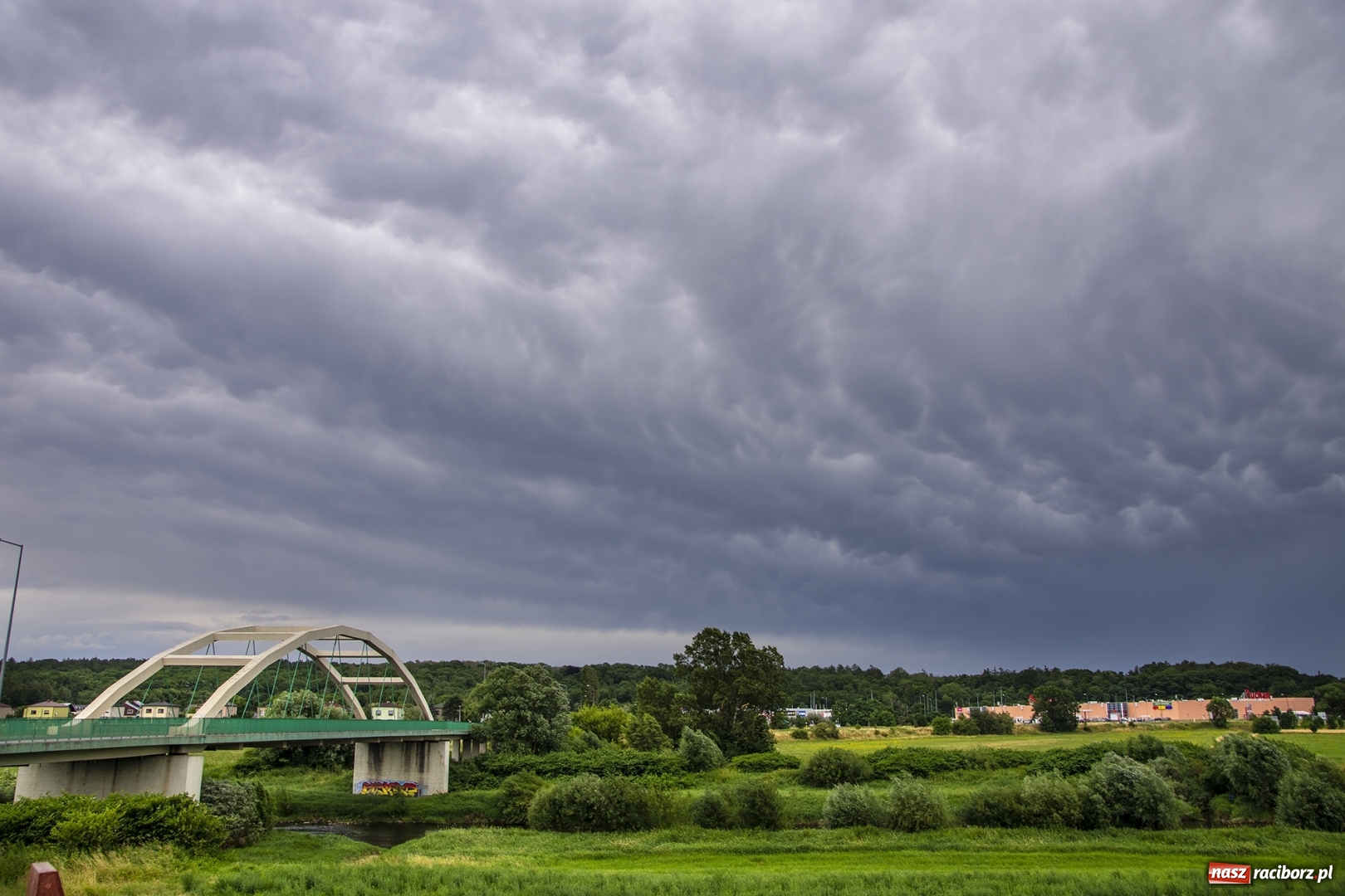 Zdjęcie w galerii na portalu naszraciborz.pl: Front burzowy nad ziemią raciborską [FOTO] wiadomości z regionu