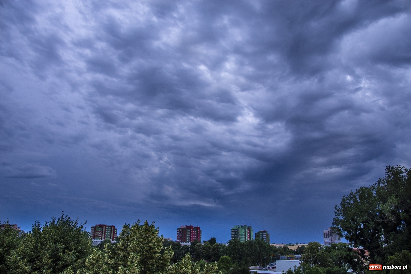 Zdjęcie w galerii na portalu naszraciborz.pl: Front burzowy nad ziemią raciborską [FOTO] wiadomości z regionu