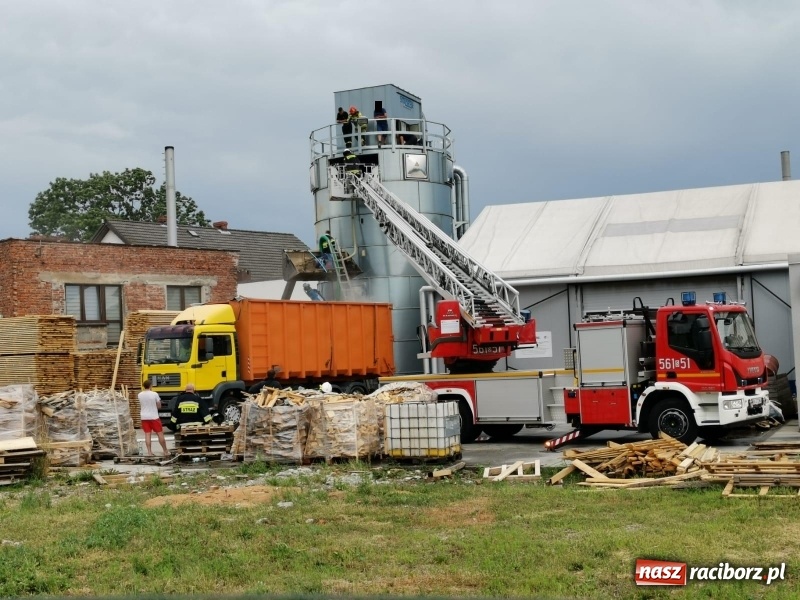 Zdjęcie w galerii na portalu naszraciborz.pl: Trudny pożar w Bieńkowicach. Strażacy w akcji już drugi dzień  wiadomości z regionu