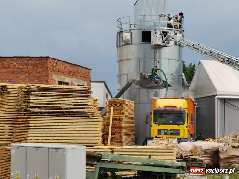 Zdjęcie w galerii na portalu naszraciborz.pl: Trudny pożar w Bieńkowicach. Strażacy w akcji już drugi dzień  wiadomości z regionu