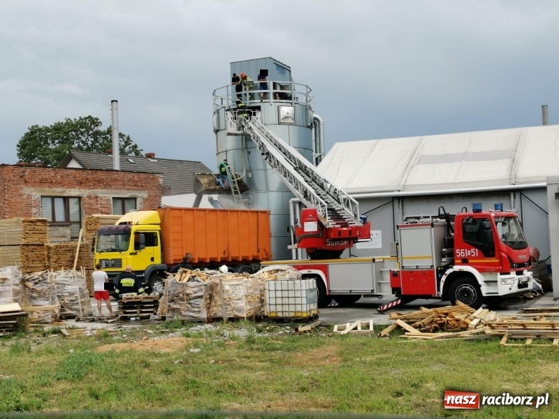 Zdjęcie w galerii na portalu naszraciborz.pl: Trudny pożar w Bieńkowicach. Strażacy w akcji już drugi dzień  wiadomości z regionu
