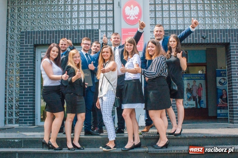 Zdjęcie w galerii na portalu naszraciborz.pl: Pierwsi absolwenci turystyki i rekreacji opuścili mury PWSZ wiadomości z regionu