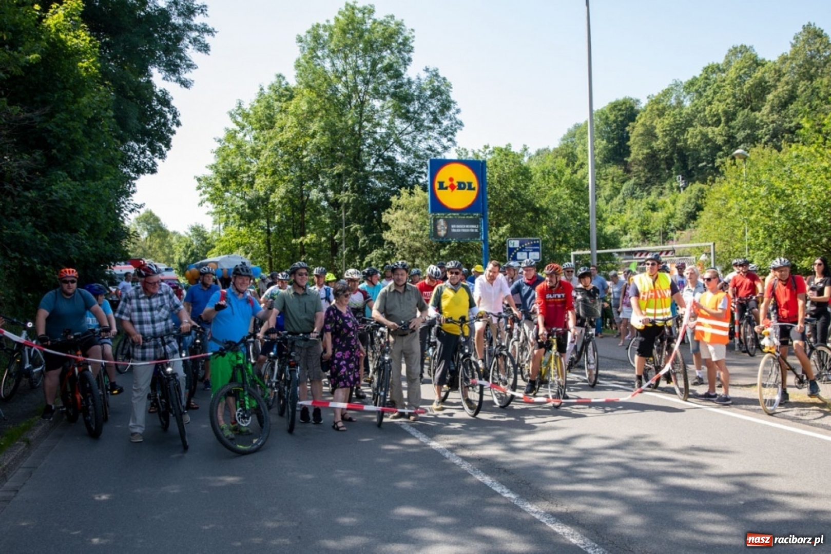 Zdjęcie w galerii na portalu naszraciborz.pl: Powiat raciborski na Dniu bez Samochodu w Niemczech  wiadomości z regionu
