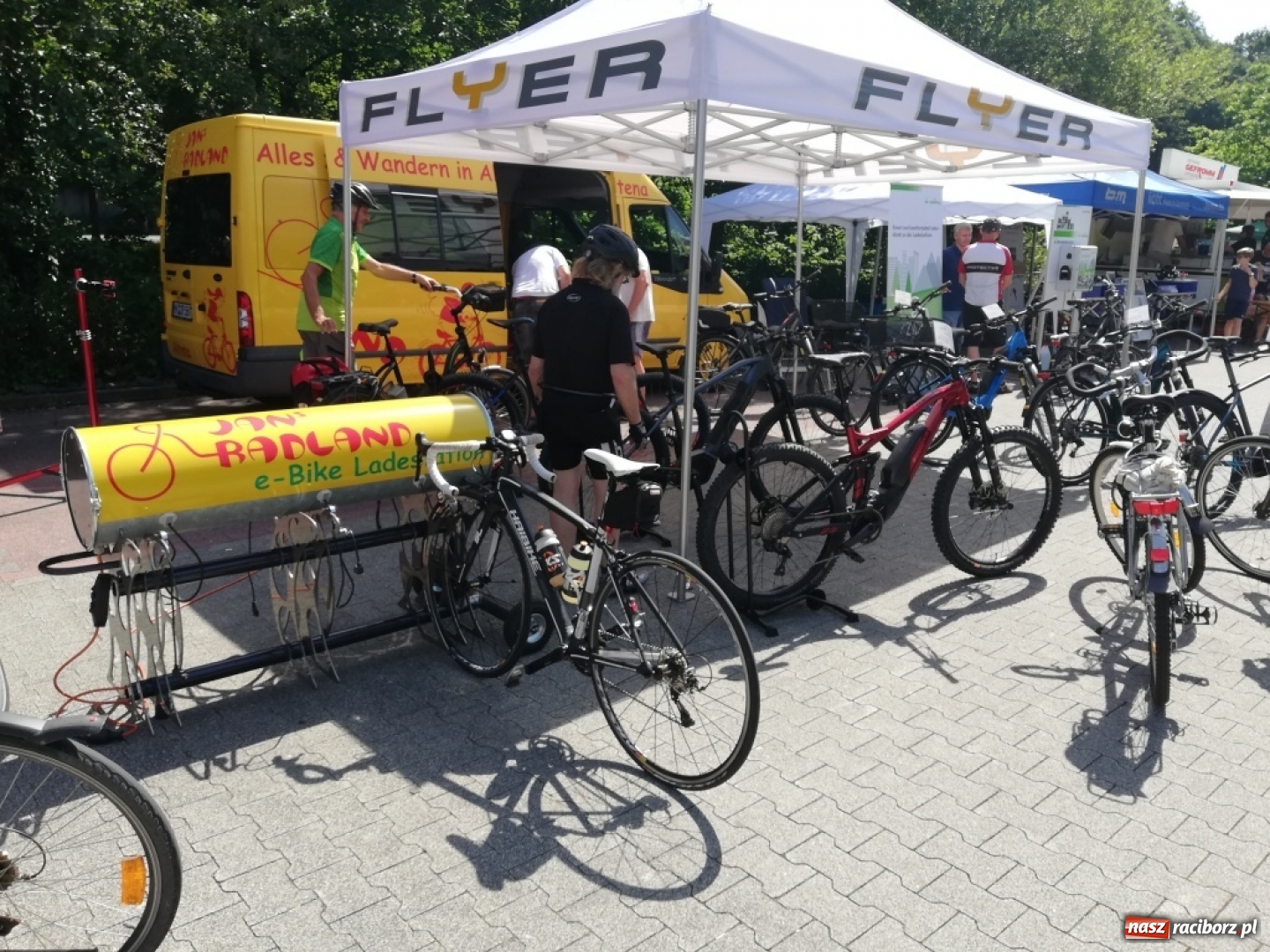 Zdjęcie w galerii na portalu naszraciborz.pl: Powiat raciborski na Dniu bez Samochodu w Niemczech  wiadomości z regionu