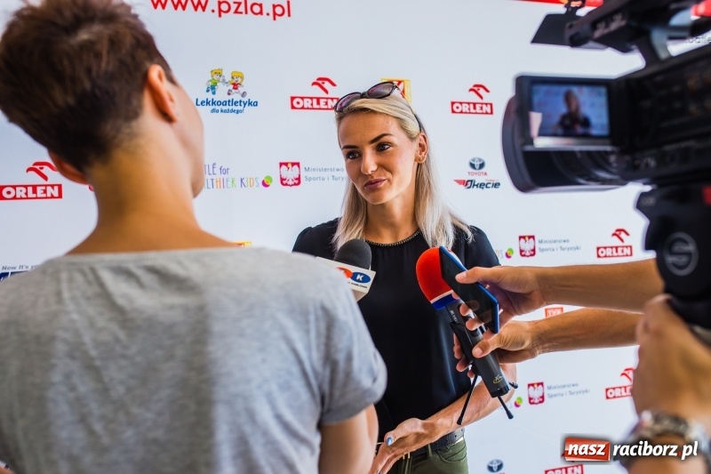 Zdjęcie w galerii na portalu naszraciborz.pl: Raciborska królowa lekkiej atletyki życzyła dobrych wyników [FOTO i WIDEO] wiadomości z regionu