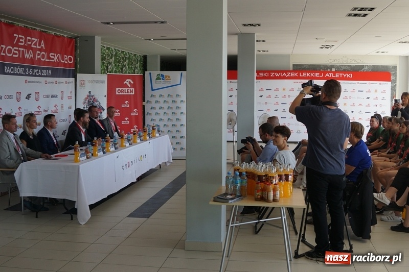 Zdjęcie w galerii na portalu naszraciborz.pl: Raciborska królowa lekkiej atletyki życzyła dobrych wyników [FOTO i WIDEO] wiadomości z regionu