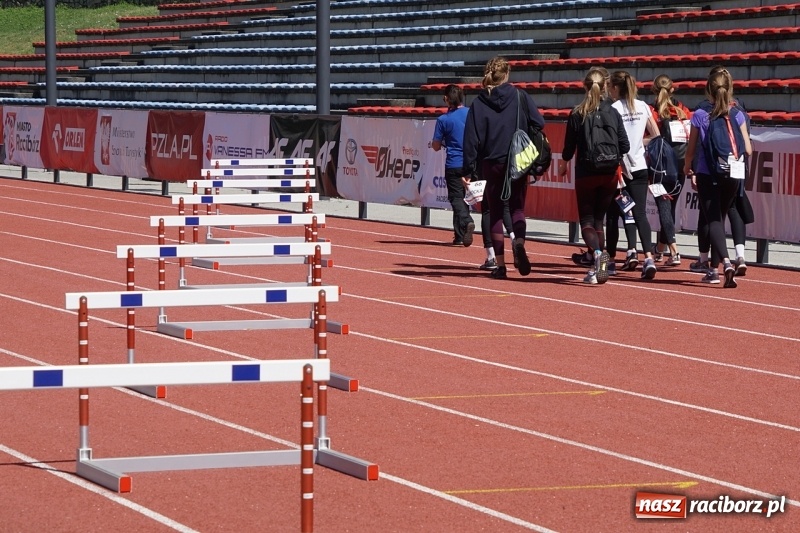 Zdjęcie w galerii na portalu naszraciborz.pl: Raciborska królowa lekkiej atletyki życzyła dobrych wyników [FOTO i WIDEO] wiadomości z regionu