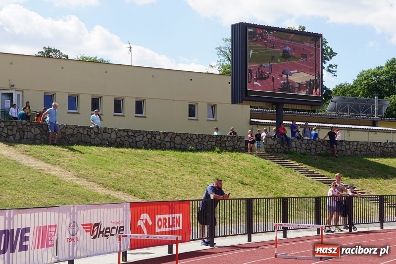 Zdjęcie w galerii na portalu naszraciborz.pl: Raciborska królowa lekkiej atletyki życzyła dobrych wyników [FOTO i WIDEO] wiadomości z regionu