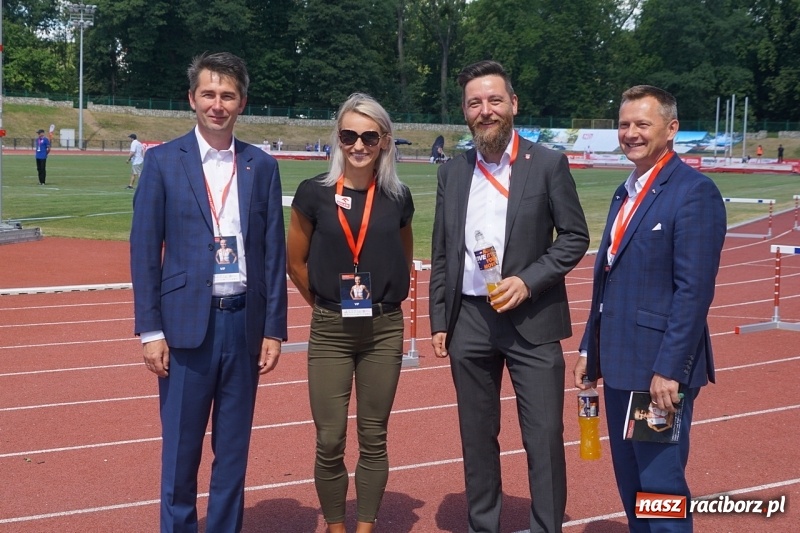 Zdjęcie w galerii na portalu naszraciborz.pl: Raciborska królowa lekkiej atletyki życzyła dobrych wyników [FOTO i WIDEO] wiadomości z regionu