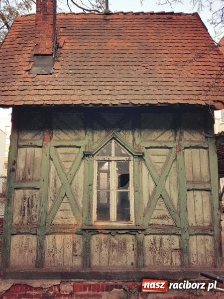 Zdjęcie w galerii na portalu naszraciborz.pl: Miejski konserwator zabytków nie pozwoli zniszczyć chatki Baby Jagi  wiadomości z regionu