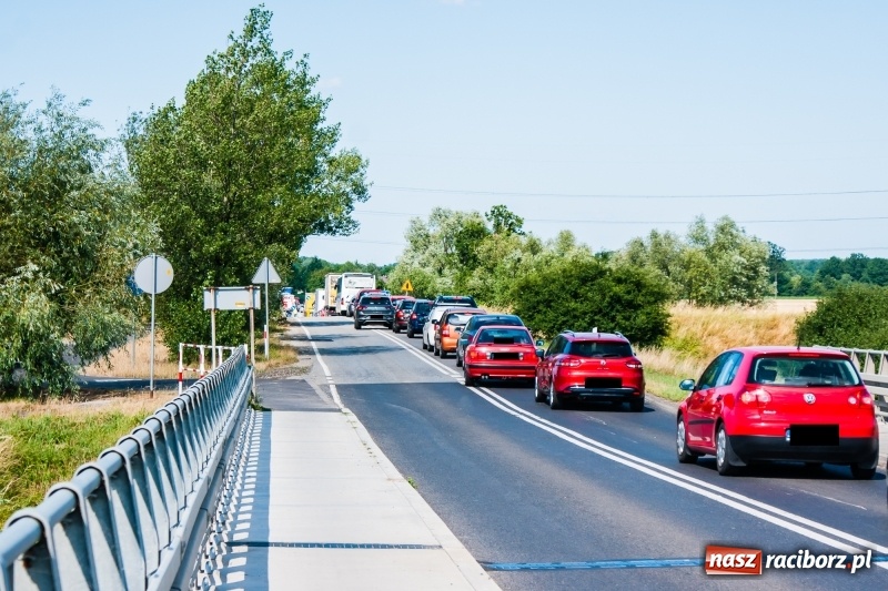 Zdjęcie w galerii na portalu naszraciborz.pl: BMW dachowało na Gliwickiej. Kierująca w ciężkim stanie [FOTO] wiadomości z regionu
