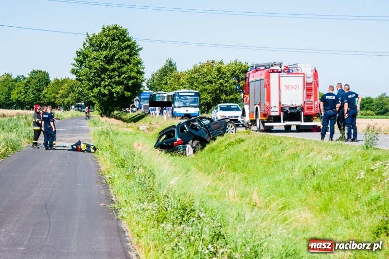Zdjęcie w galerii na portalu naszraciborz.pl: BMW dachowało na Gliwickiej. Kierująca w ciężkim stanie [FOTO] wiadomości z regionu