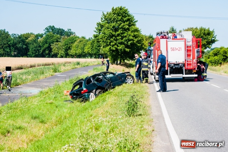 Zdjęcie w galerii na portalu naszraciborz.pl: BMW dachowało na Gliwickiej. Kierująca w ciężkim stanie [FOTO] wiadomości z regionu