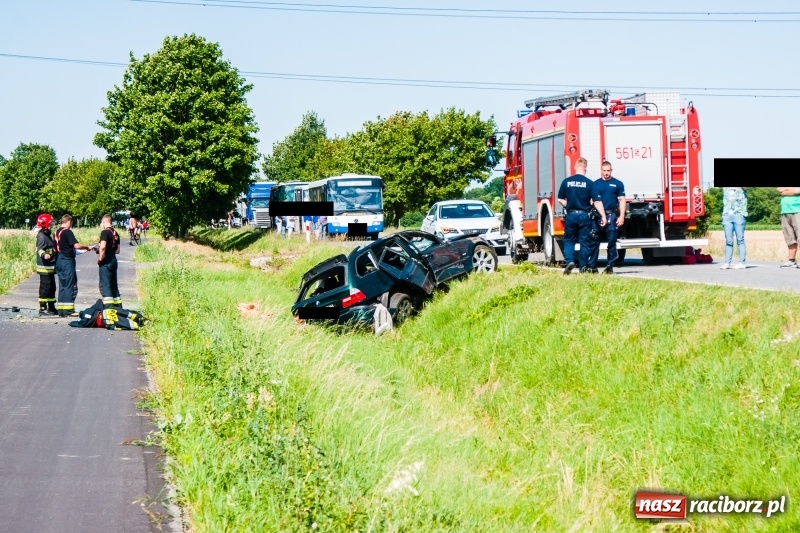 Zdjęcie w galerii na portalu naszraciborz.pl: BMW dachowało na Gliwickiej. Kierująca w ciężkim stanie [FOTO] wiadomości z regionu