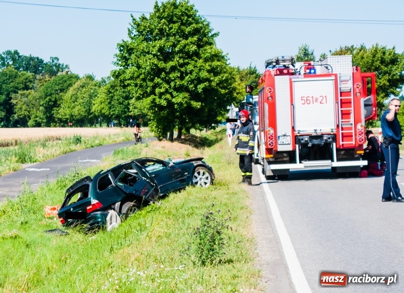 Zdjęcie w galerii na portalu naszraciborz.pl: BMW dachowało na Gliwickiej. Kierująca w ciężkim stanie [FOTO] wiadomości z regionu