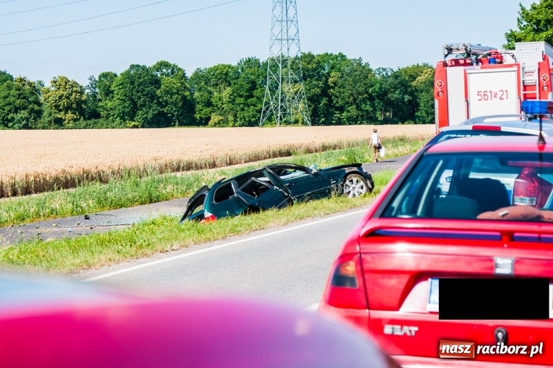 Zdjęcie w galerii na portalu naszraciborz.pl: BMW dachowało na Gliwickiej. Kierująca w ciężkim stanie [FOTO] wiadomości z regionu