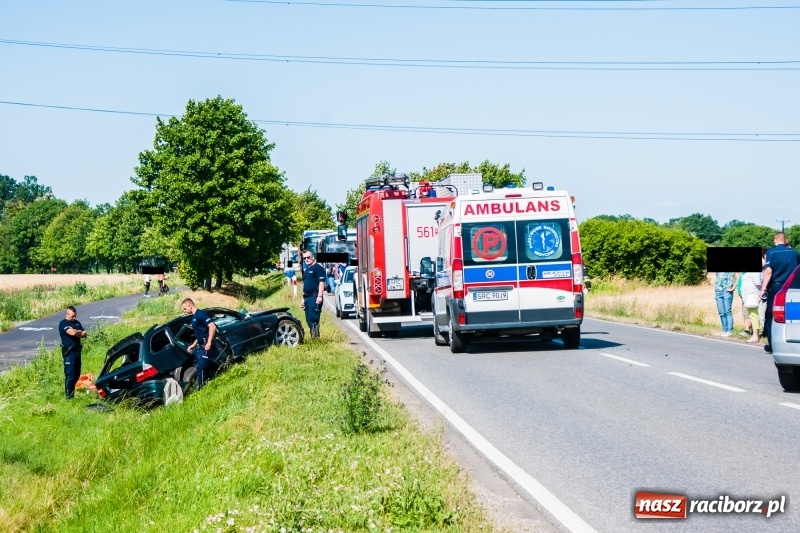 Zdjęcie w galerii na portalu naszraciborz.pl: BMW dachowało na Gliwickiej. Kierująca w ciężkim stanie [FOTO] wiadomości z regionu