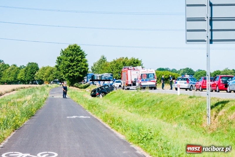 Zdjęcie w galerii na portalu naszraciborz.pl: BMW dachowało na Gliwickiej. Kierująca w ciężkim stanie [FOTO] wiadomości z regionu