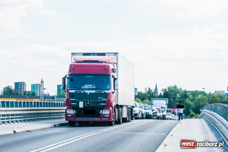 Zdjęcie w galerii na portalu naszraciborz.pl: BMW dachowało na Gliwickiej. Kierująca w ciężkim stanie [FOTO] wiadomości z regionu
