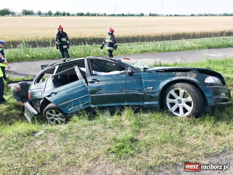 Zdjęcie w galerii na portalu naszraciborz.pl: BMW dachowało na Gliwickiej. Kierująca w ciężkim stanie [FOTO] wiadomości z regionu
