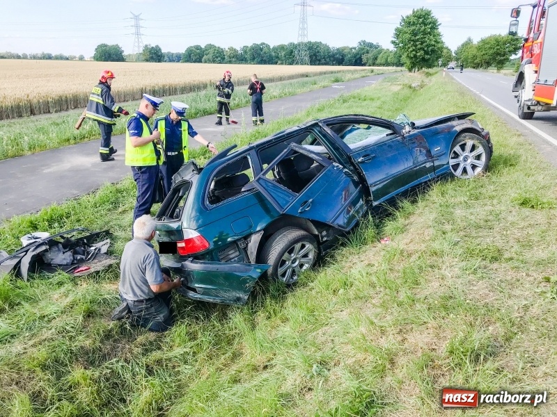 Zdjęcie w galerii na portalu naszraciborz.pl: BMW dachowało na Gliwickiej. Kierująca w ciężkim stanie [FOTO] wiadomości z regionu