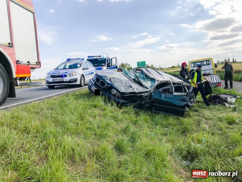 Zdjęcie w galerii na portalu naszraciborz.pl: BMW dachowało na Gliwickiej. Kierująca w ciężkim stanie [FOTO] wiadomości z regionu