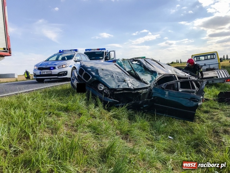 Zdjęcie w galerii na portalu naszraciborz.pl: BMW dachowało na Gliwickiej. Kierująca w ciężkim stanie [FOTO] wiadomości z regionu