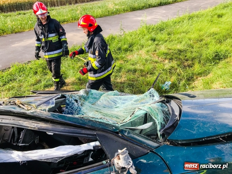 Zdjęcie w galerii na portalu naszraciborz.pl: BMW dachowało na Gliwickiej. Kierująca w ciężkim stanie [FOTO] wiadomości z regionu