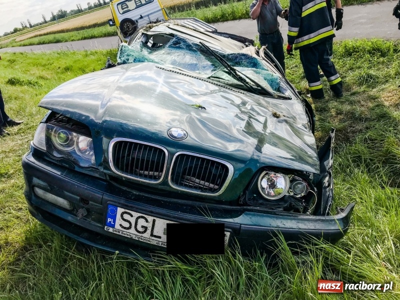 Zdjęcie w galerii na portalu naszraciborz.pl: BMW dachowało na Gliwickiej. Kierująca w ciężkim stanie [FOTO] wiadomości z regionu