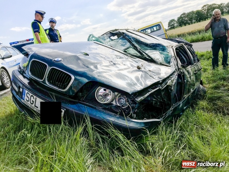 Zdjęcie w galerii na portalu naszraciborz.pl: BMW dachowało na Gliwickiej. Kierująca w ciężkim stanie [FOTO] wiadomości z regionu