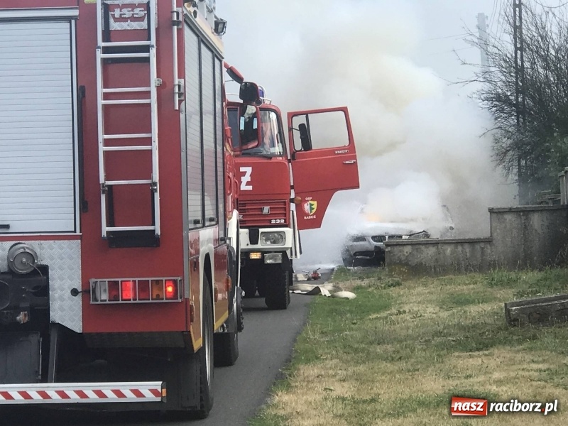 Zdjęcie w galerii na portalu naszraciborz.pl: BMW stanęło w ogniu w Babicach [FOTO] wiadomości z regionu