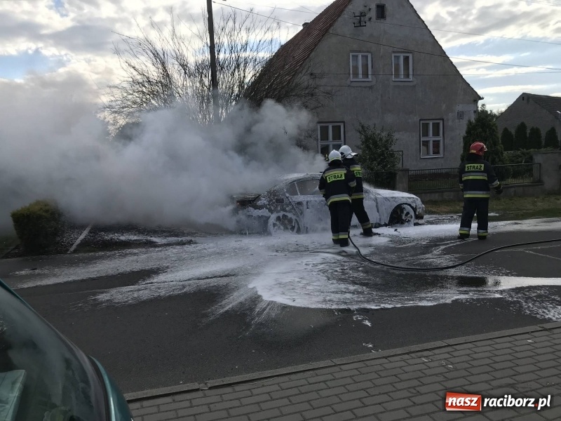 Zdjęcie w galerii na portalu naszraciborz.pl: BMW stanęło w ogniu w Babicach [FOTO] wiadomości z regionu
