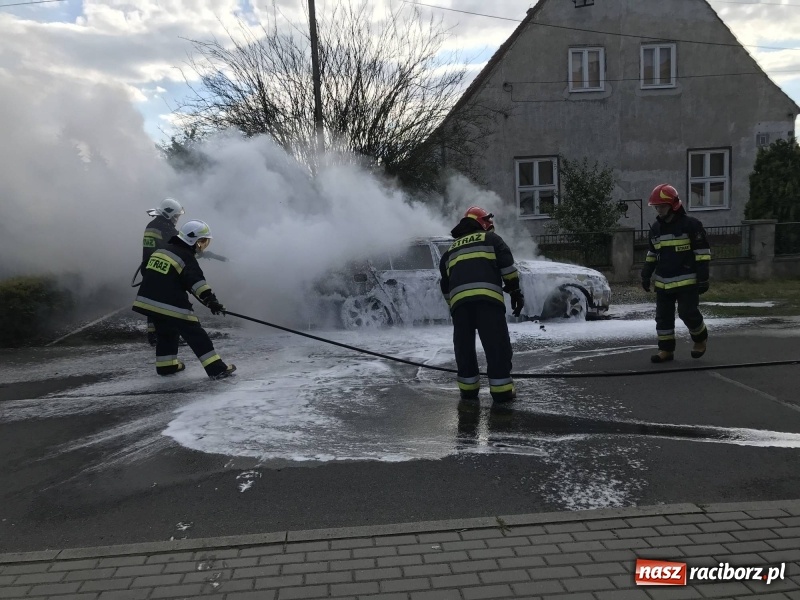 Zdjęcie w galerii na portalu naszraciborz.pl: BMW stanęło w ogniu w Babicach [FOTO] wiadomości z regionu
