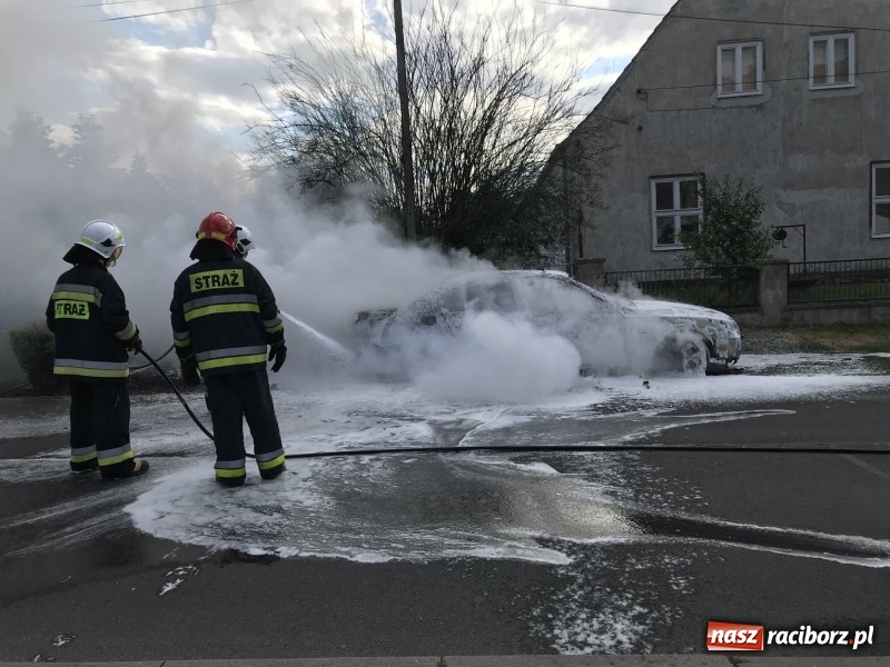Zdjęcie w galerii na portalu naszraciborz.pl: BMW stanęło w ogniu w Babicach [FOTO] wiadomości z regionu
