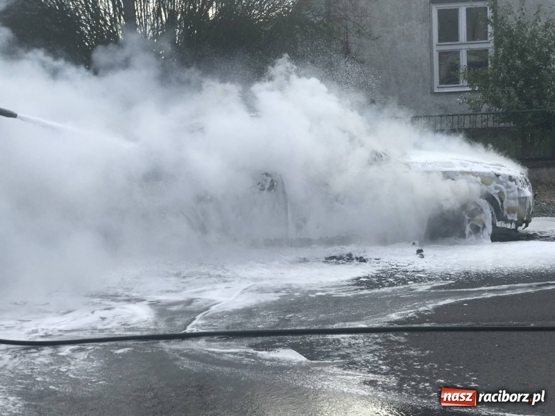 Zdjęcie w galerii na portalu naszraciborz.pl: BMW stanęło w ogniu w Babicach [FOTO] wiadomości z regionu