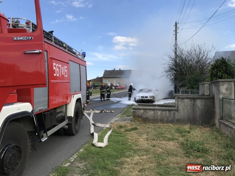 Zdjęcie w galerii na portalu naszraciborz.pl: BMW stanęło w ogniu w Babicach [FOTO] wiadomości z regionu