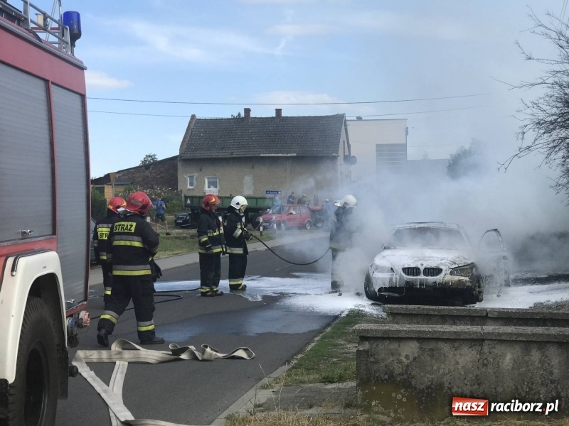 Zdjęcie w galerii na portalu naszraciborz.pl: BMW stanęło w ogniu w Babicach [FOTO] wiadomości z regionu