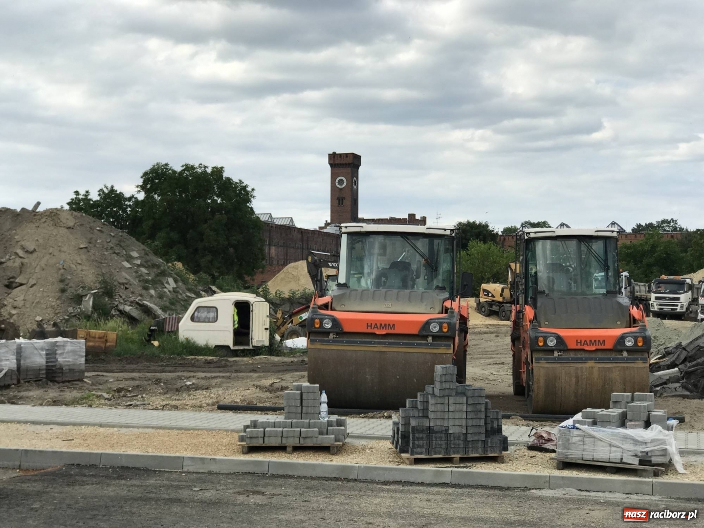 Zdjęcie w galerii na portalu naszraciborz.pl: Łąkowa już otwarta dla ruchu samochodowego  wiadomości z regionu