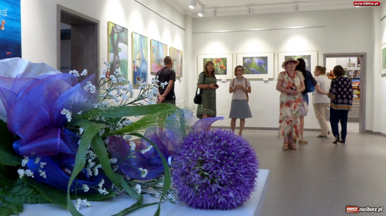 Zdjęcie w galerii na portalu naszraciborz.pl: Barwy lata w raciborskiej bibliotece wiadomości z regionu