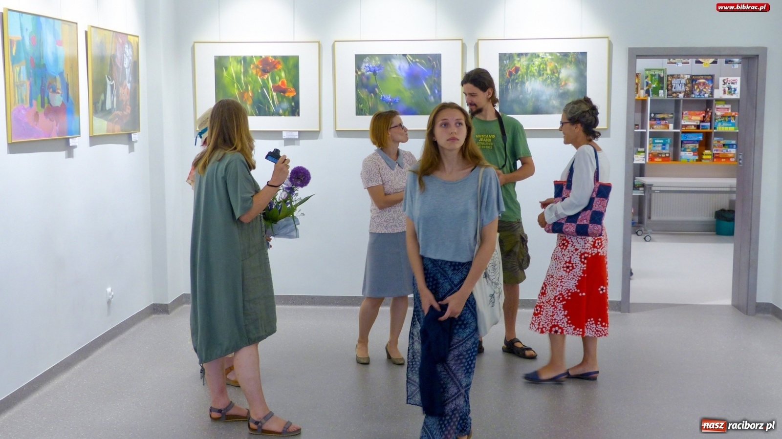 Zdjęcie w galerii na portalu naszraciborz.pl: Barwy lata w raciborskiej bibliotece wiadomości z regionu