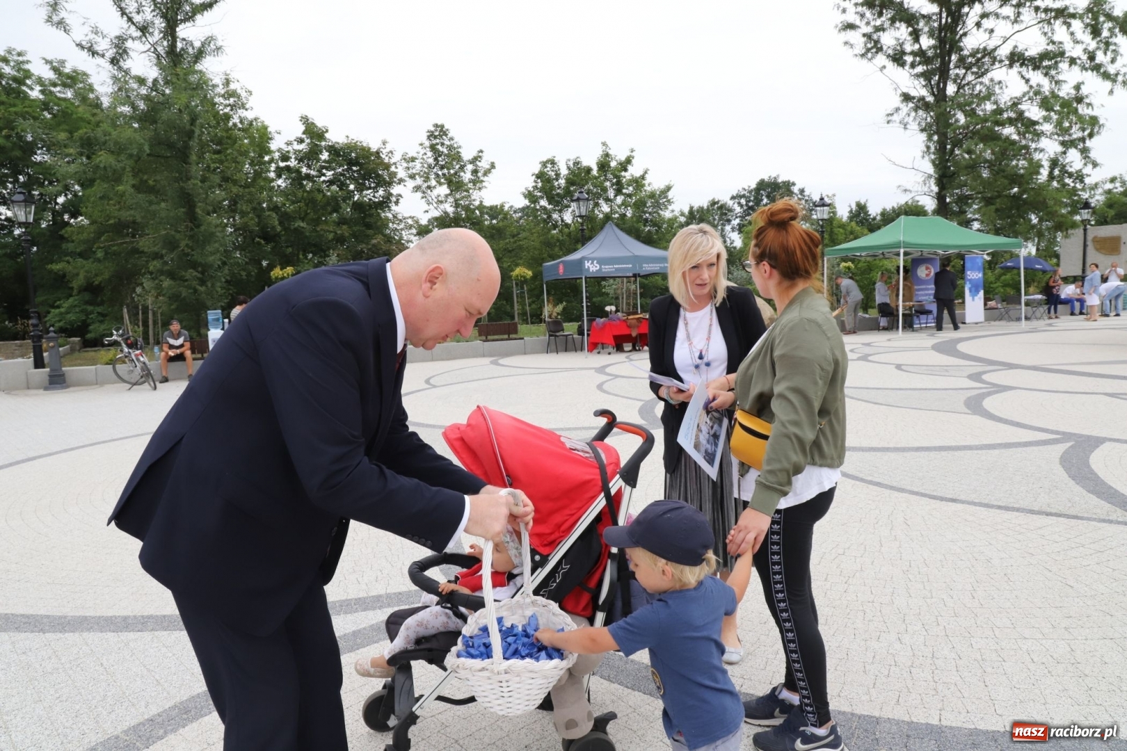 Zdjęcie w galerii na portalu naszraciborz.pl: Bezpieczne wakacje z rodziną. Wicewojewoda w Kuźni Raciborskiej [FOTO] wiadomości z regionu