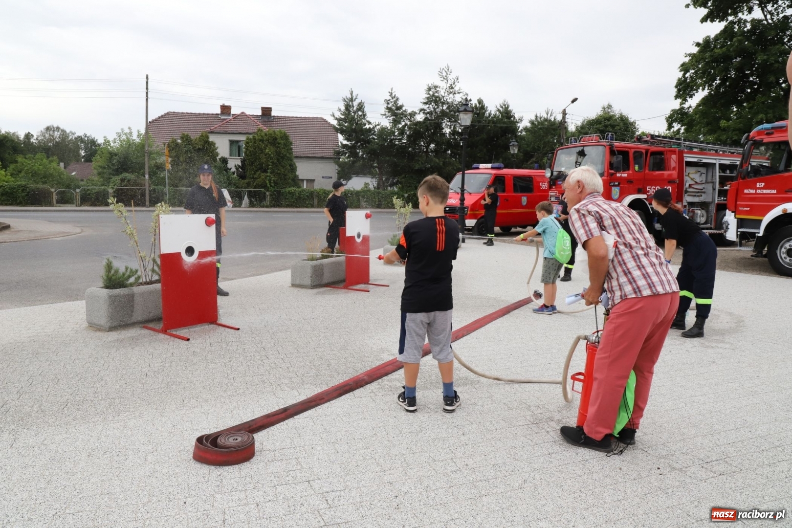 Zdjęcie w galerii na portalu naszraciborz.pl: Bezpieczne wakacje z rodziną. Wicewojewoda w Kuźni Raciborskiej [FOTO] wiadomości z regionu