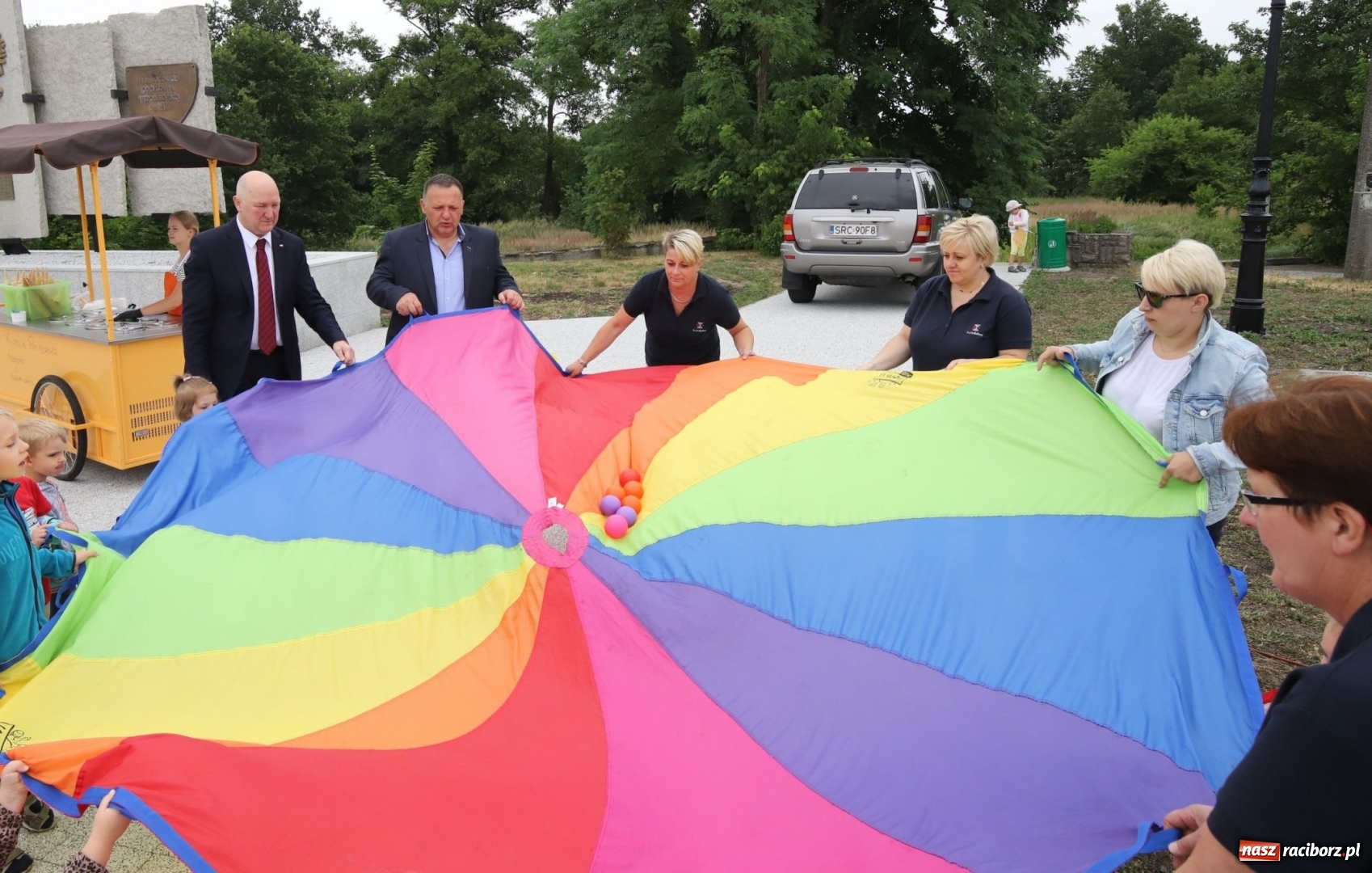 Zdjęcie w galerii na portalu naszraciborz.pl: Bezpieczne wakacje z rodziną. Wicewojewoda w Kuźni Raciborskiej [FOTO] wiadomości z regionu