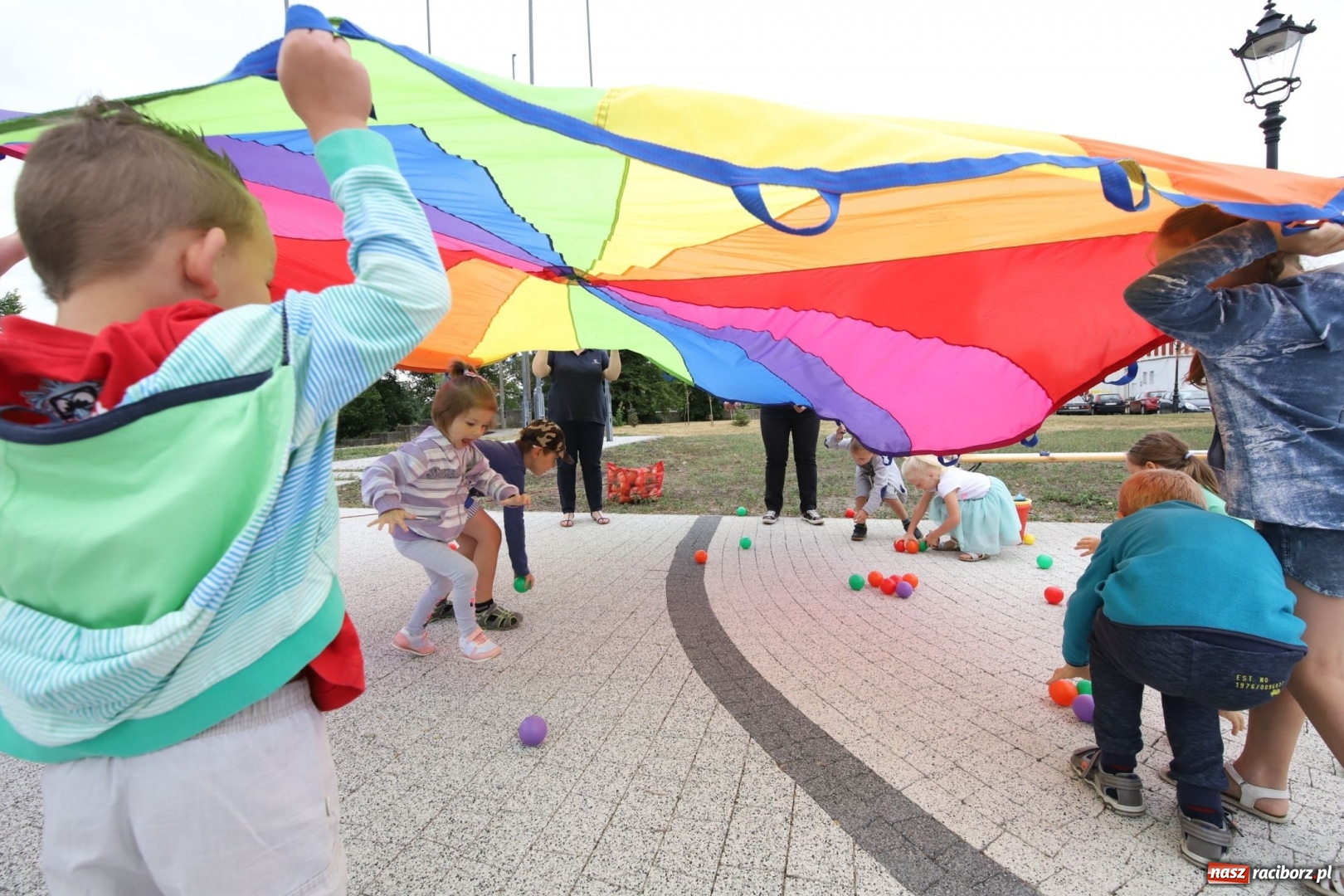 Zdjęcie w galerii na portalu naszraciborz.pl: Bezpieczne wakacje z rodziną. Wicewojewoda w Kuźni Raciborskiej [FOTO] wiadomości z regionu